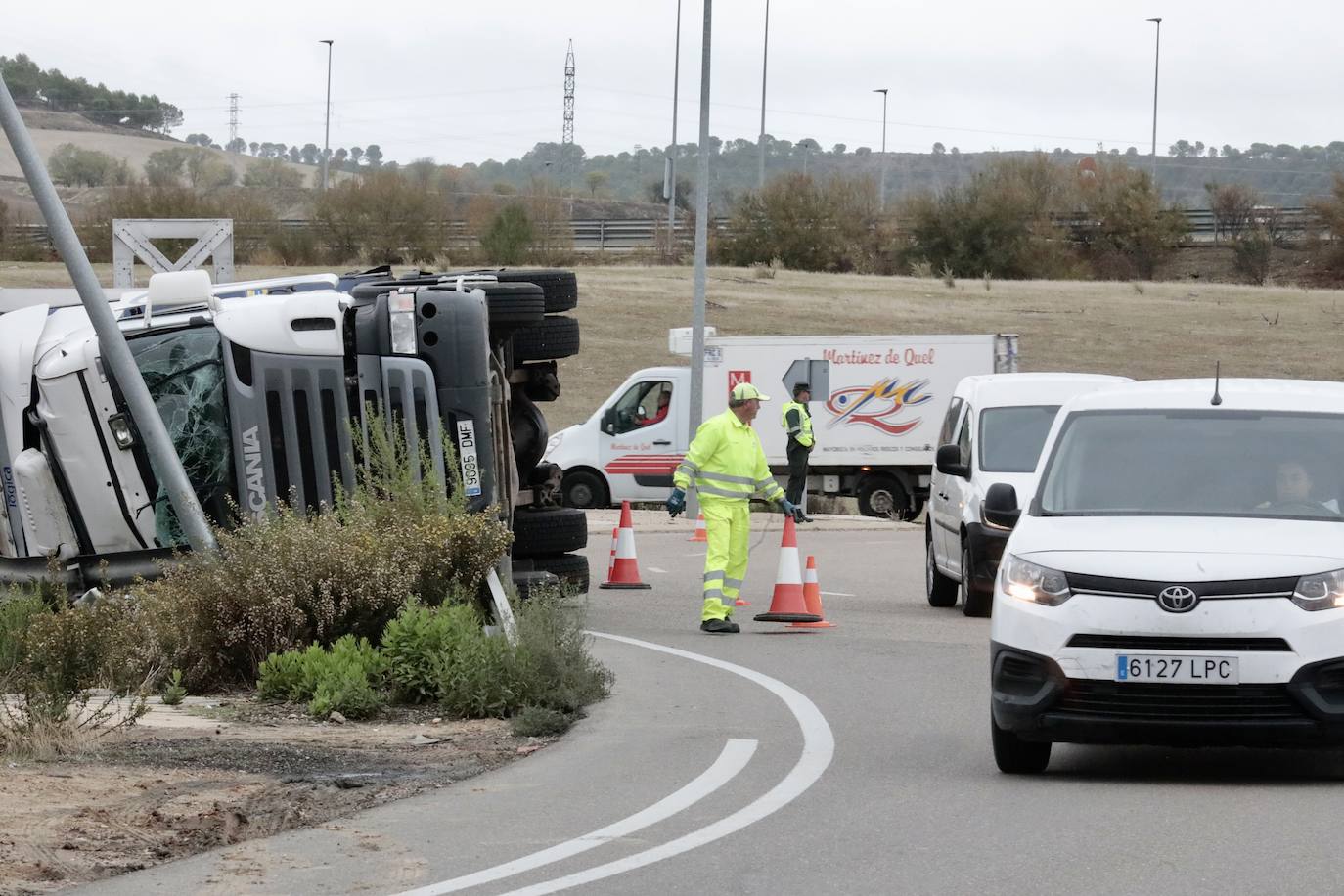 Fotos: Retenciones en la rotonda de la A-11 por el vuelco de un camión