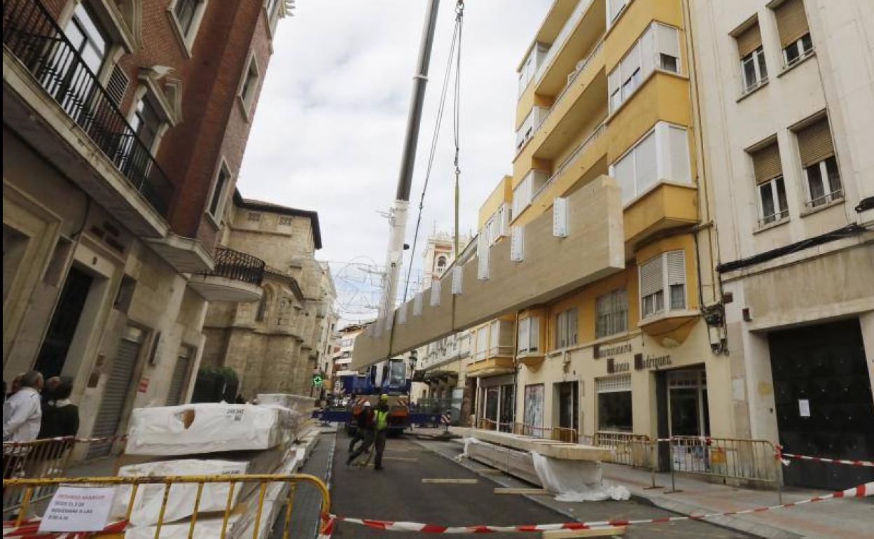 La grúa instalada en la calle Burgos. 