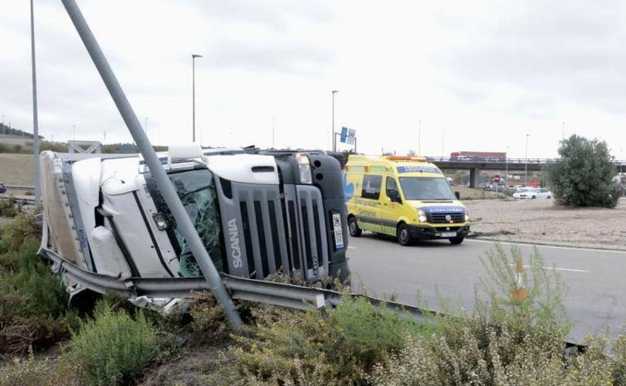 El vehículo siniestrado en la rotonda de la avenida de Soria con la calle Oro. 