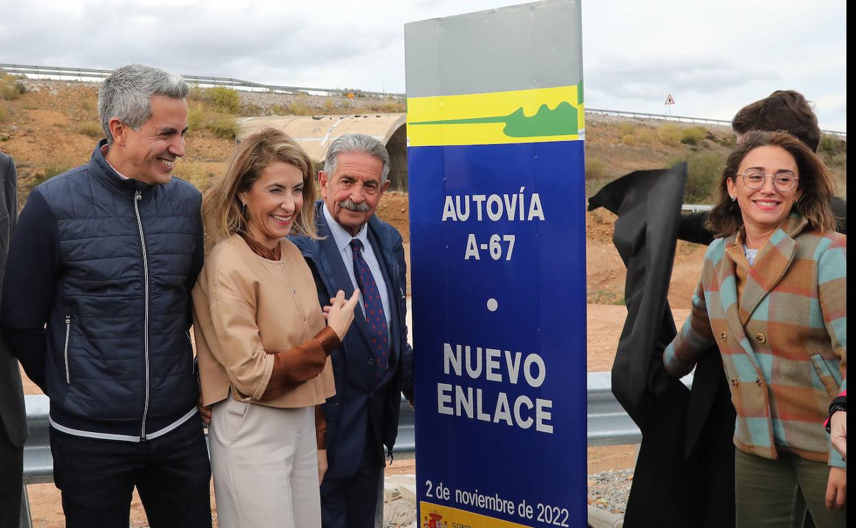 El presidente de Cantabria, detrás de la ministra de Transportes, y a la derecha la consejera de Movilidad de la Junta, en el nuevo acceso. 