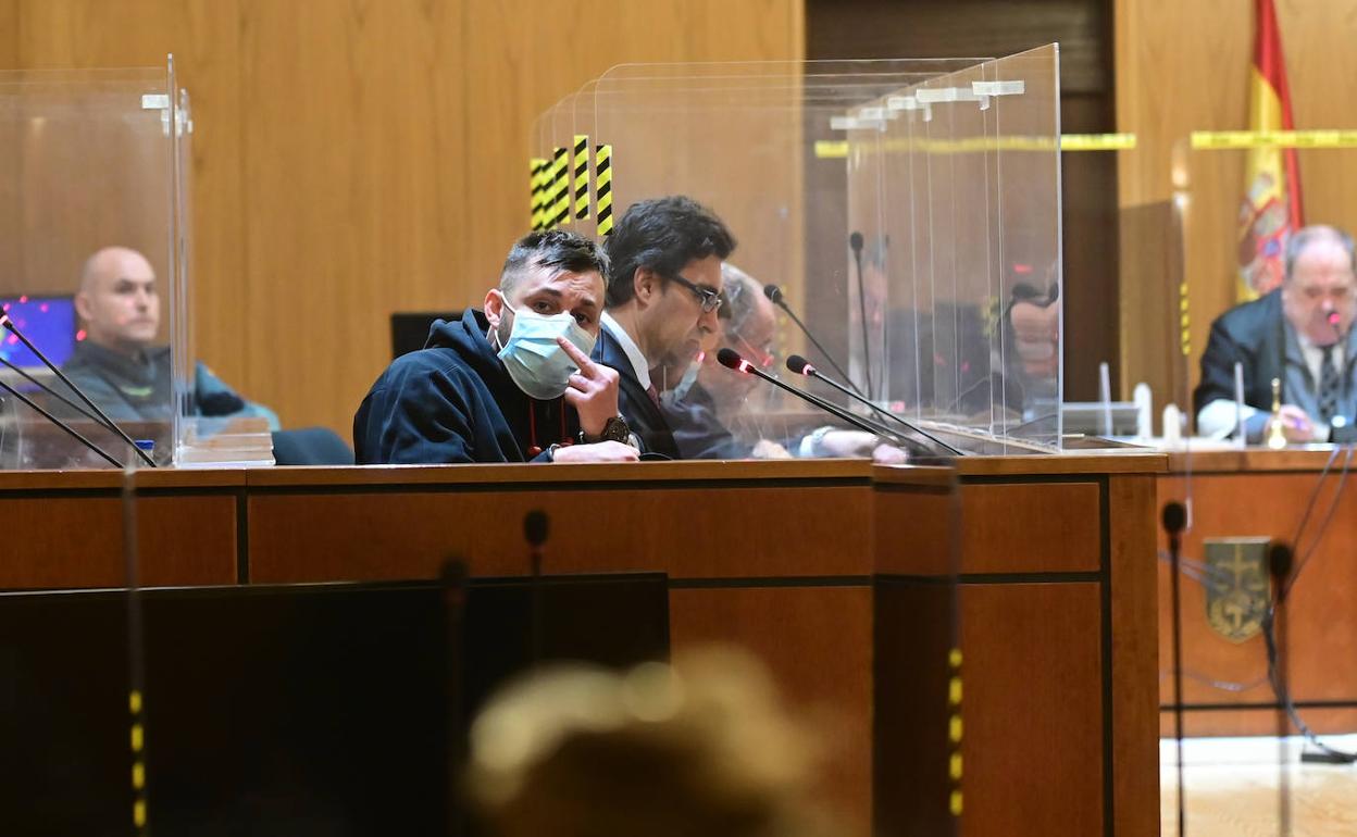 El acusado Cristian Renedo hace una peineta en el inicio de la vista oral de conformidad en la Audiencia de Valladolid.