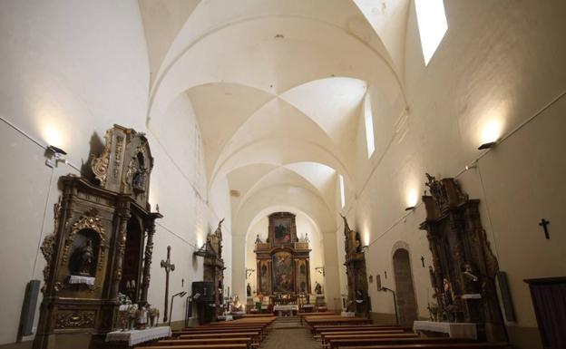 Imagen principal - Arriba el interior de la Iglesia parroquial de San Román. Abajo a la izquierda, la capilla que alberga el pequeño museo y, a la derecha, el retablo que representa la coronacion a Chindasvinto