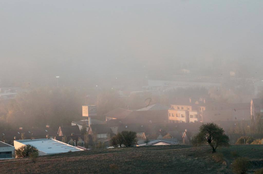 Fotos: Valladolid amanece envuelta en un fino manto de niebla