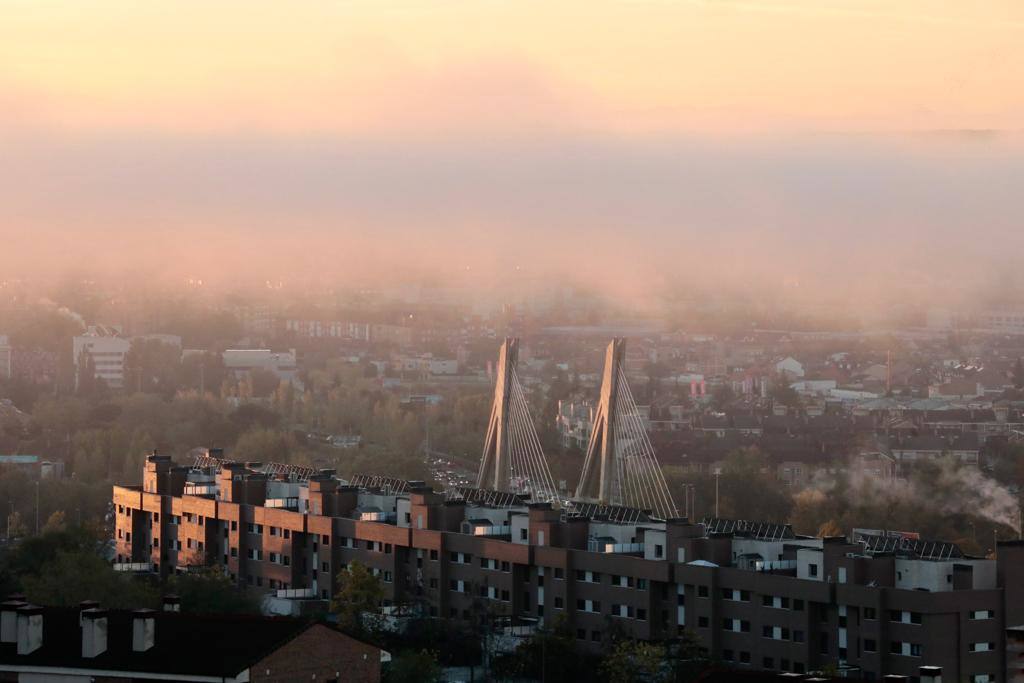 Fotos: Valladolid amanece envuelta en un fino manto de niebla