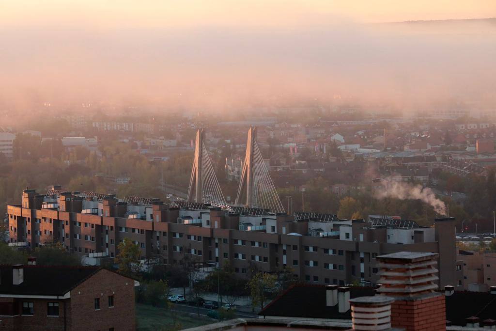 Fotos: Valladolid amanece envuelta en un fino manto de niebla