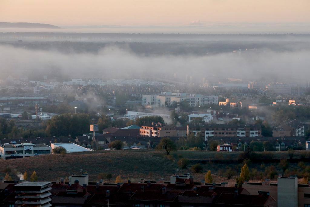 Fotos: Valladolid amanece envuelta en un fino manto de niebla