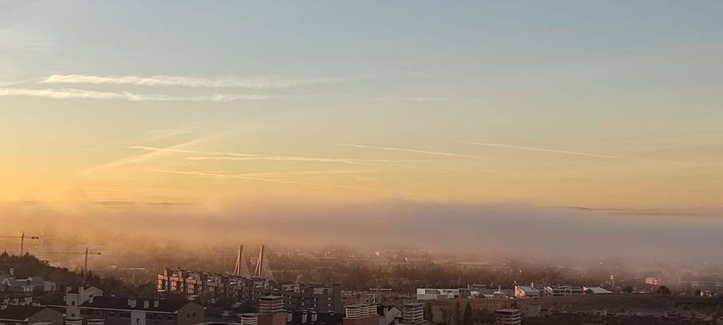 Fotos: Valladolid amanece envuelta en un fino manto de niebla