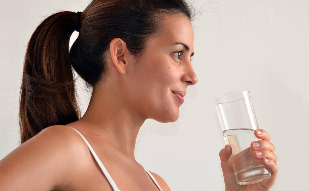 El error de esperar a tener sed para beber agua