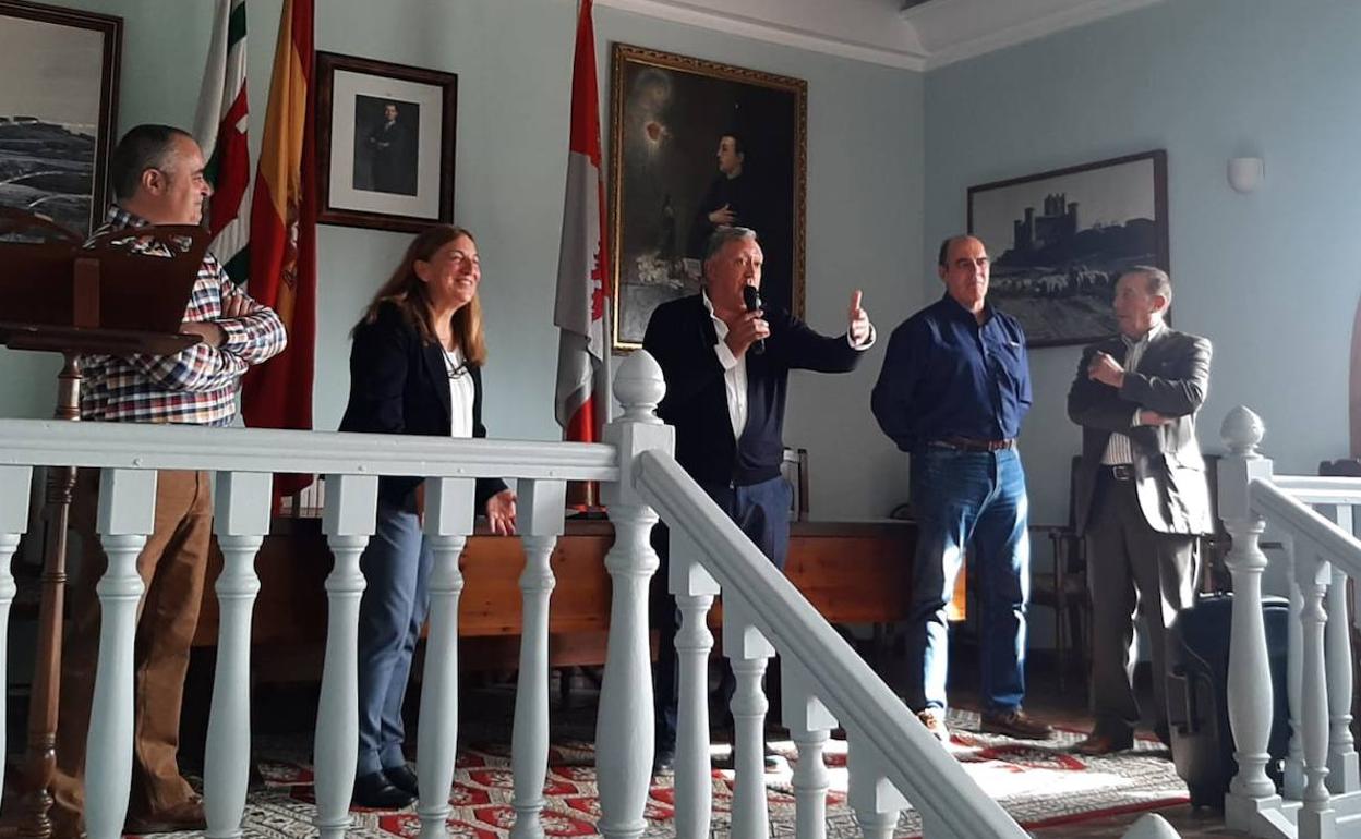 El doctor Juan Pradera, en el centro, rodeado de la corporación, durante su homenaje de despedida 