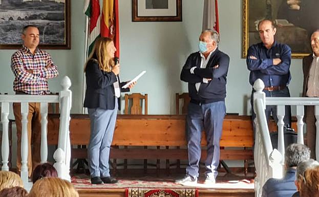 La alcaldesa de Torrelobatón y su corporación dedicando unas palabras al doctor Pradera 