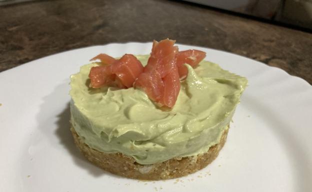 Timbal de aguacate con base de galleta