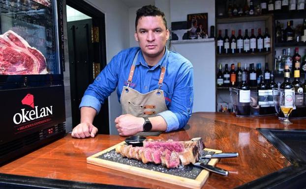 Jorge Parra de el restaurante El Toro con su delicioso chuletón presentado sobre tabla 