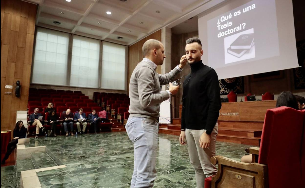 Uno de los finalistas se prepara para intervenir en Three Minute Thesis en el Paraninfo. 