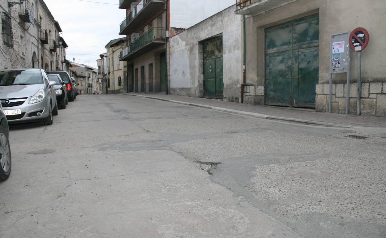 Parte de la calle Segovia, en Cuéllar, pendiente de su remodelación.
