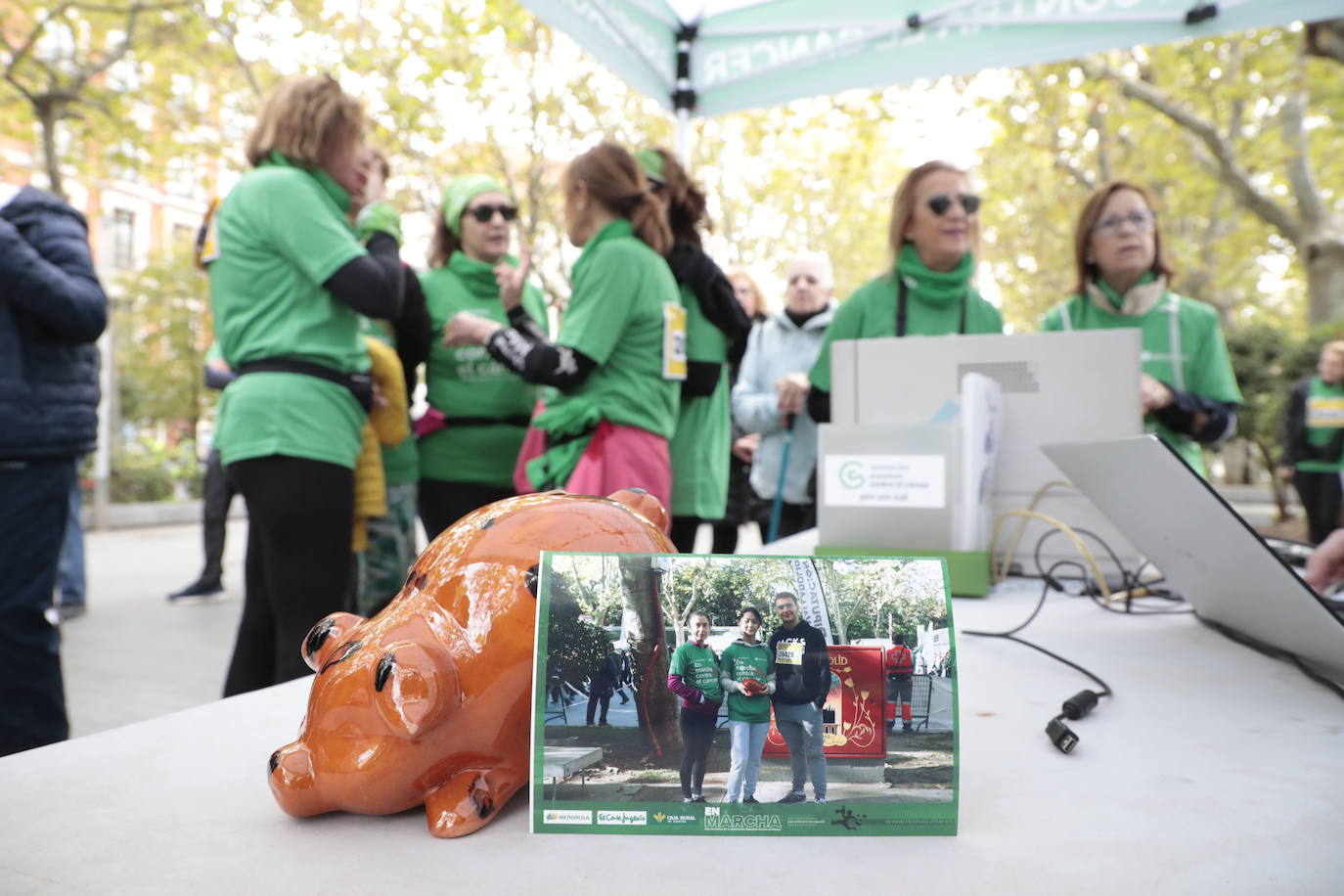 Fotos: La marcha contra el cáncer llena Valladolid de verde