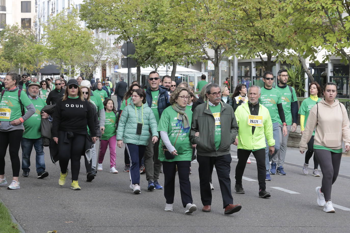 Fotos: La marcha contra el cáncer llena Valladolid de verde