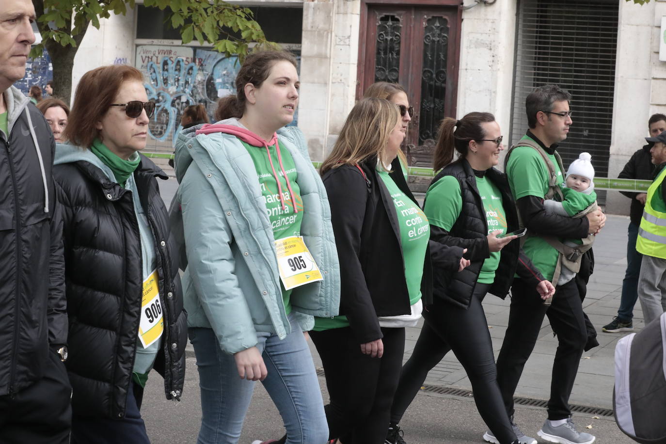 Fotos: La marcha contra el cáncer llena Valladolid de verde