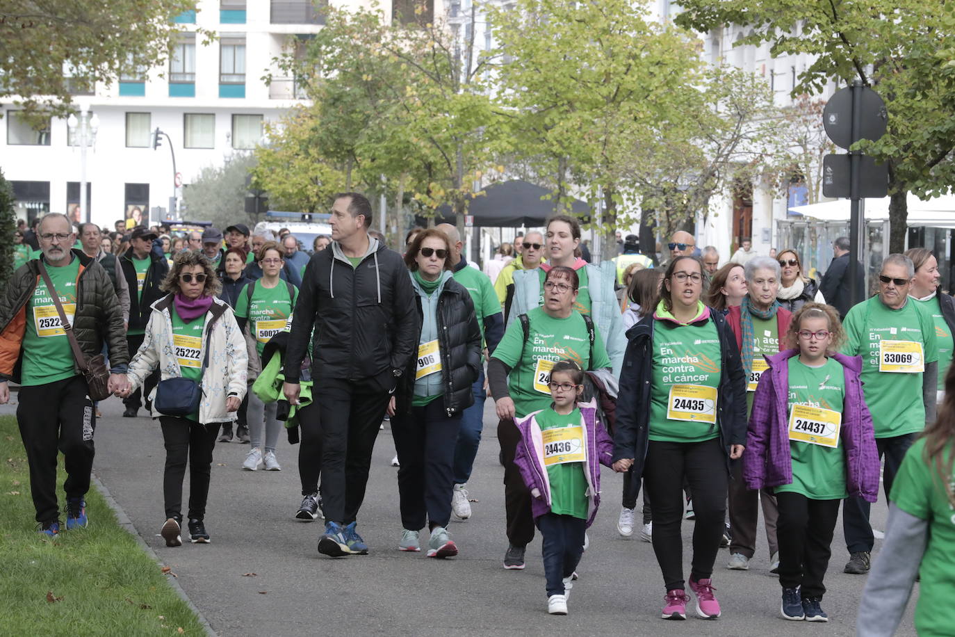 Fotos: La marcha contra el cáncer llena Valladolid de verde