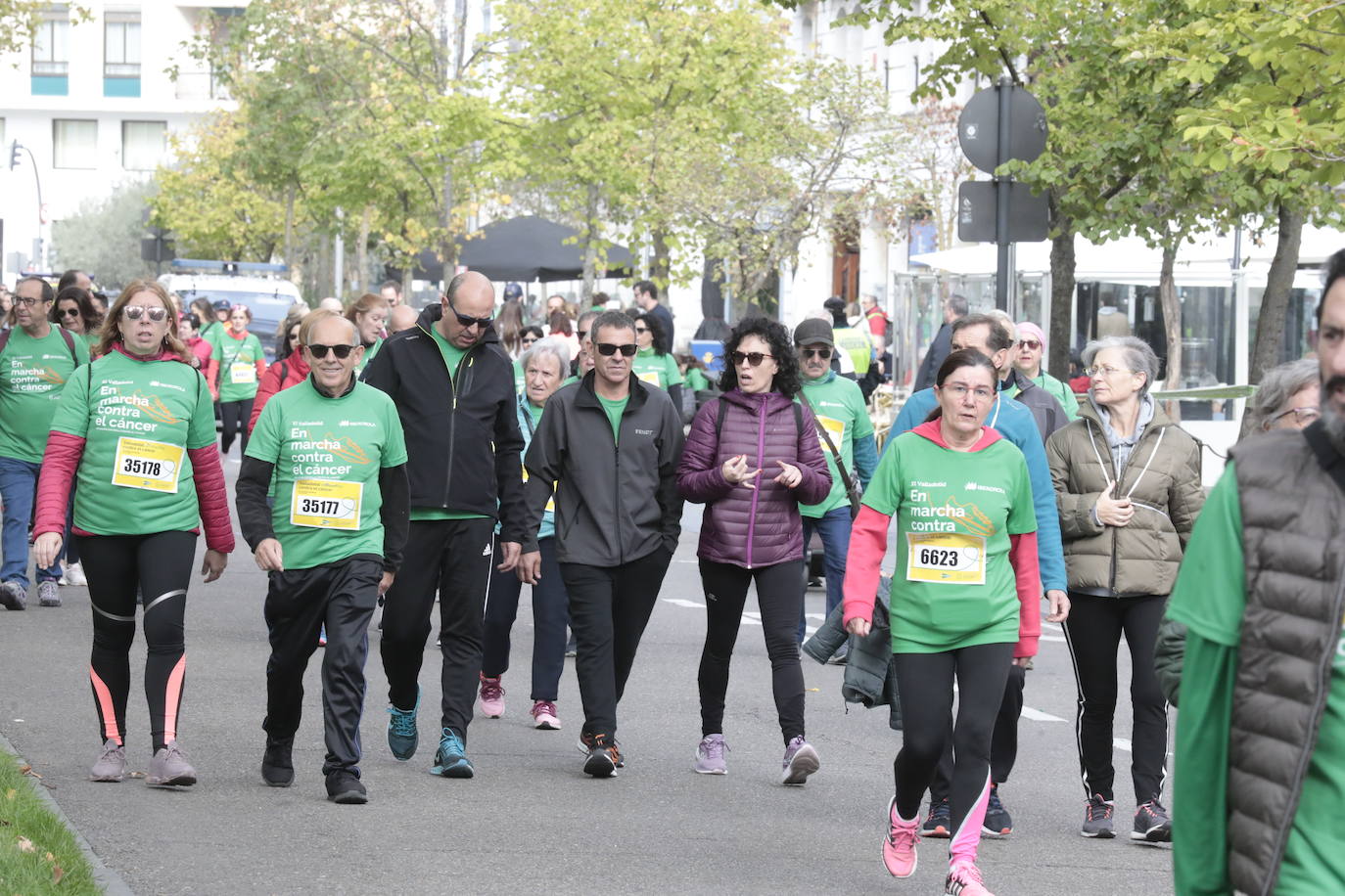 Fotos: La marcha contra el cáncer llena Valladolid de verde