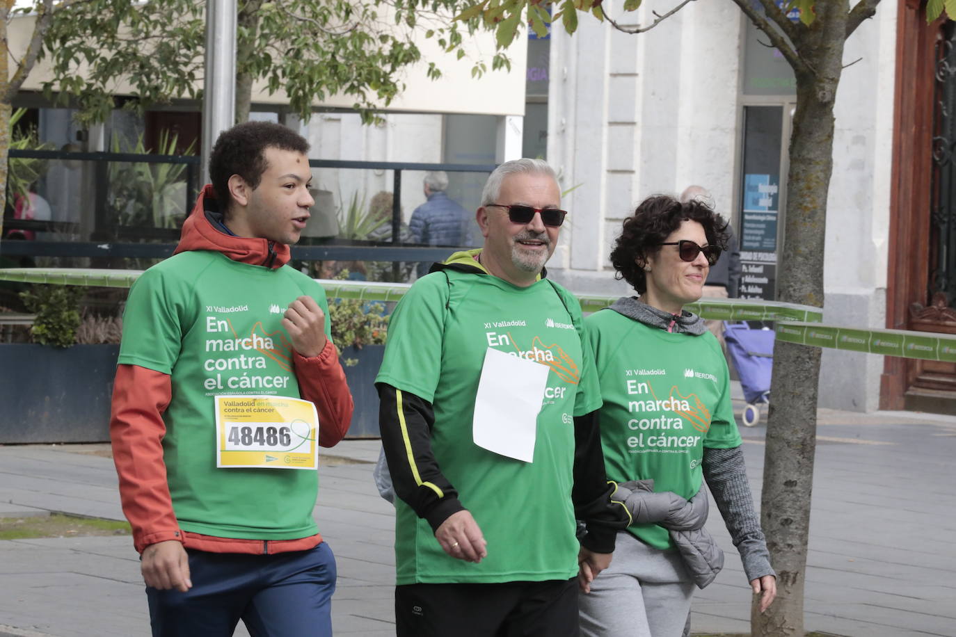 Fotos: La marcha contra el cáncer llena Valladolid de verde