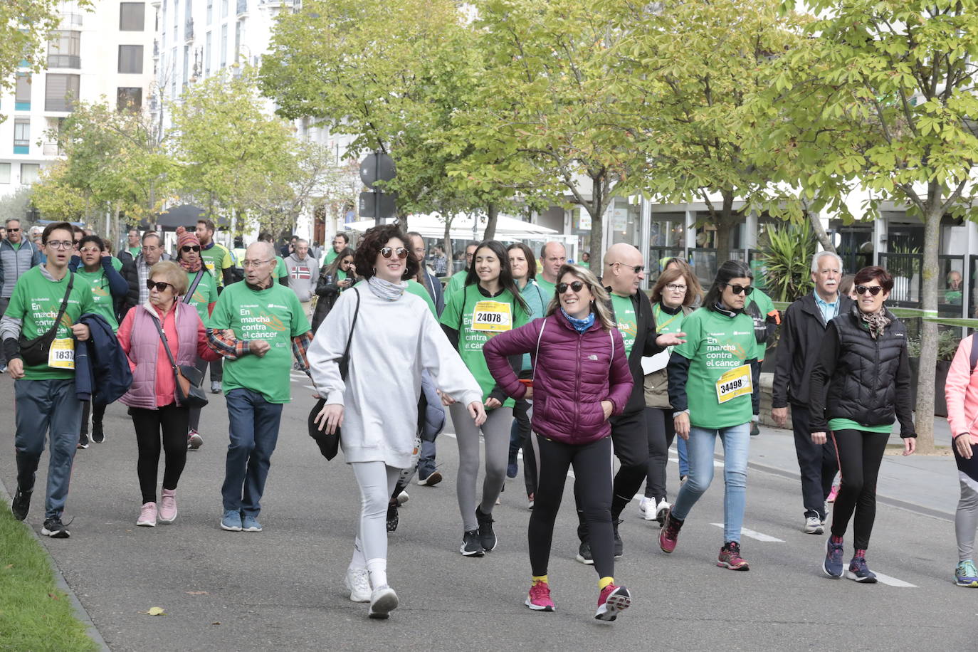 Fotos: La marcha contra el cáncer llena Valladolid de verde