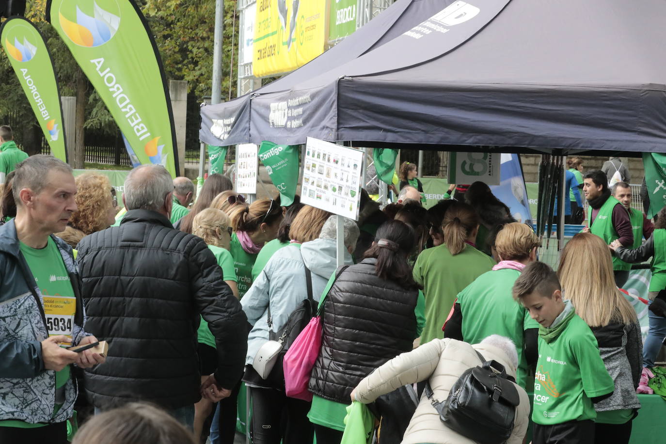 Fotos: La marcha contra el cáncer llena Valladolid de verde