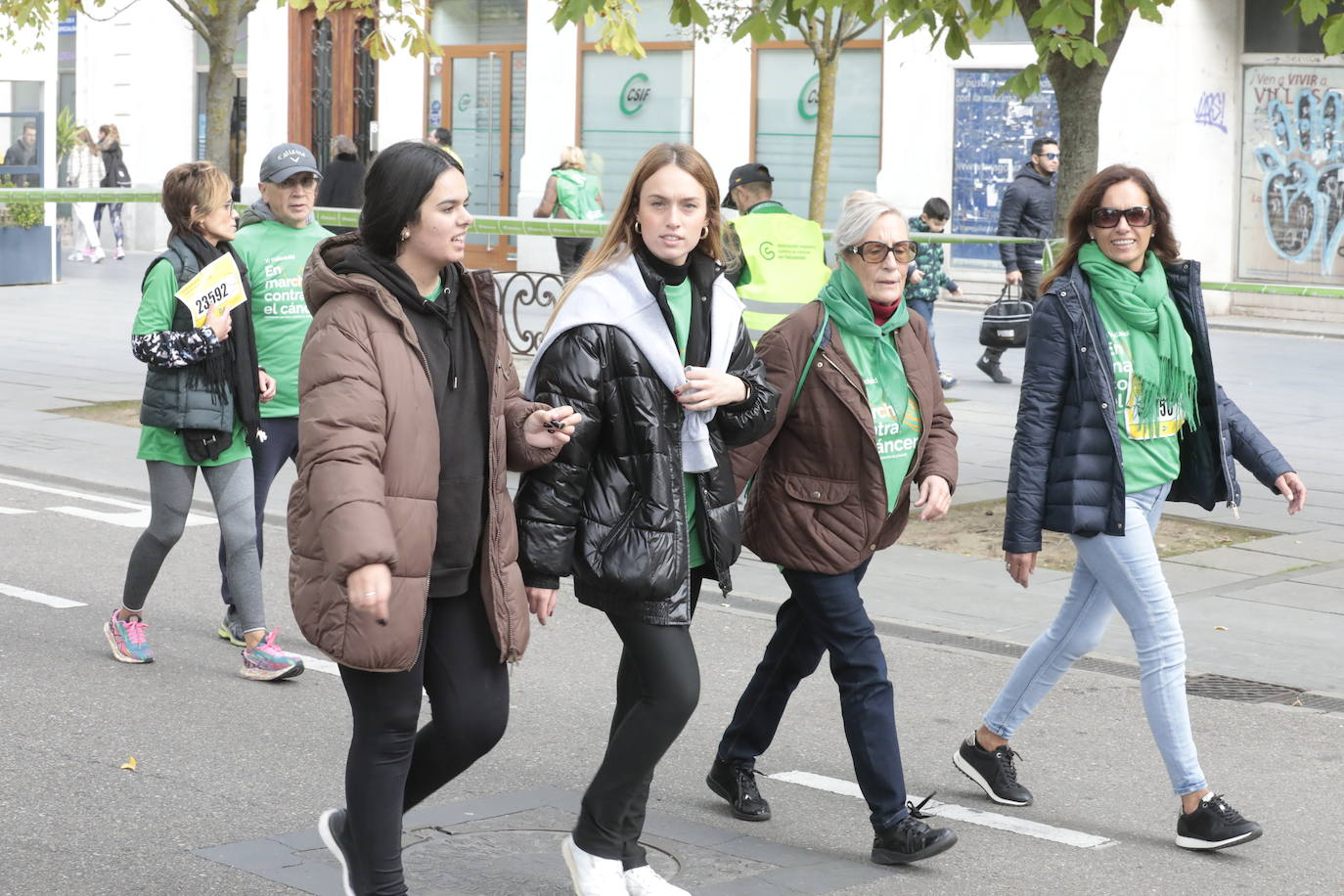 Fotos: La marcha contra el cáncer llena Valladolid de verde