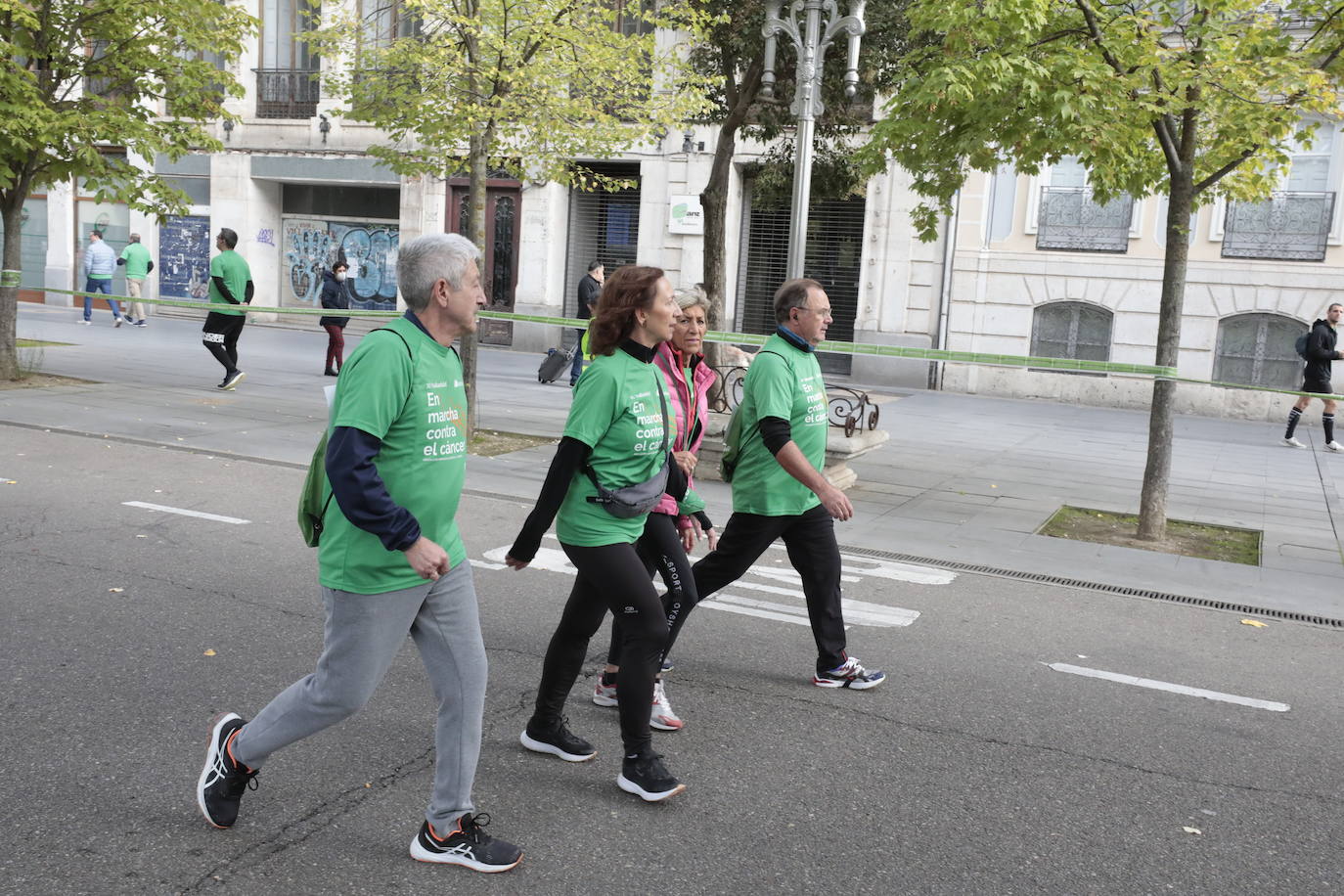 Fotos: La marcha contra el cáncer llena Valladolid de verde