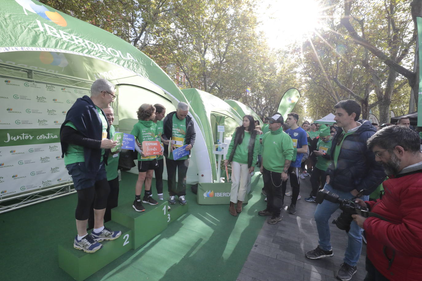 Fotos: La marcha contra el cáncer llena Valladolid de verde