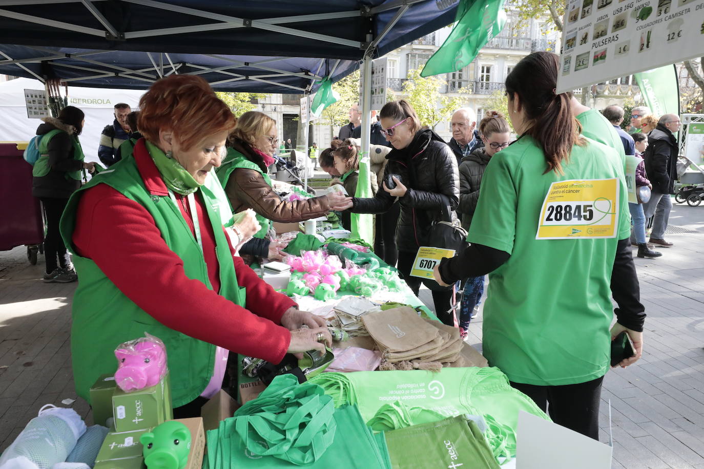 Fotos: La marcha contra el cáncer llena Valladolid de verde