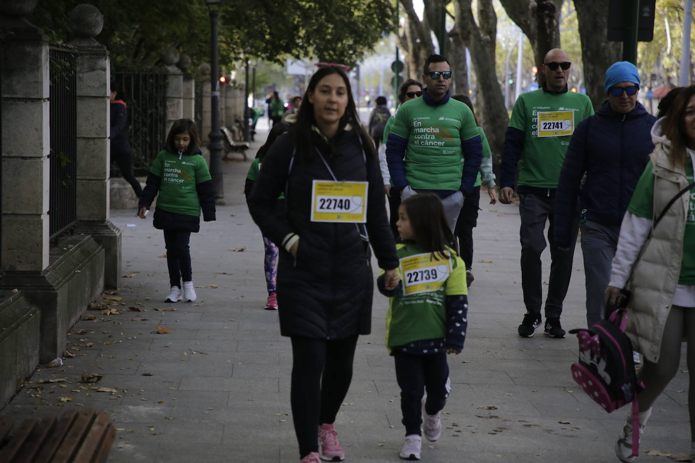 Fotos: La marcha contra el cáncer llena Valladolid de verde