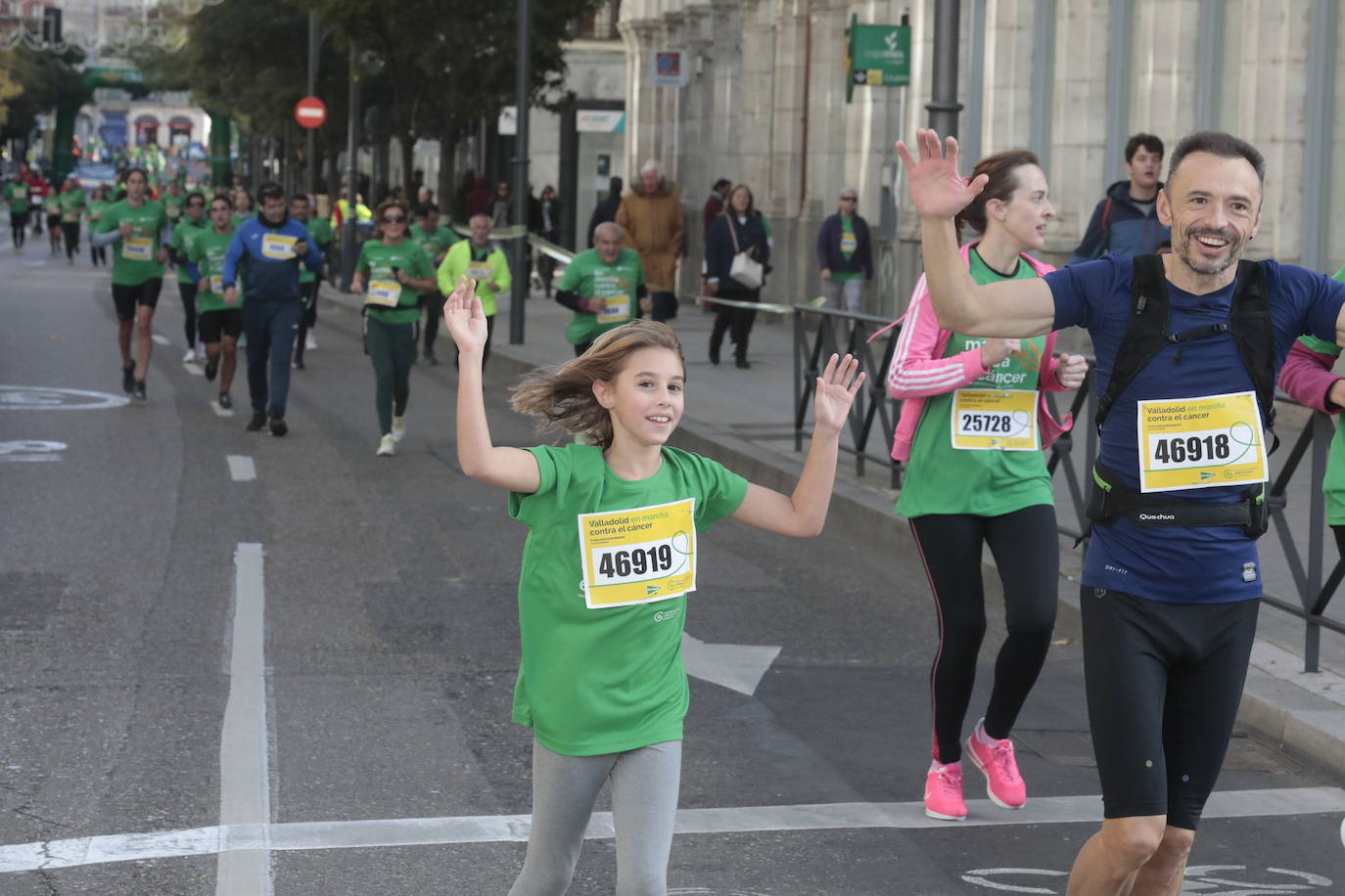 Fotos: La marcha contra el cáncer llena Valladolid de verde