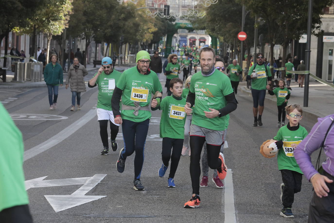 Fotos: La marcha contra el cáncer llena Valladolid de verde