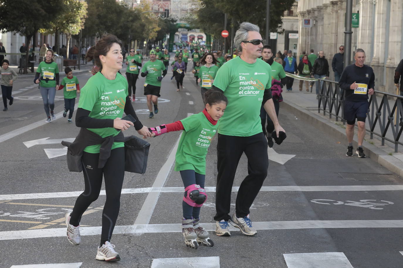 Fotos: La marcha contra el cáncer llena Valladolid de verde