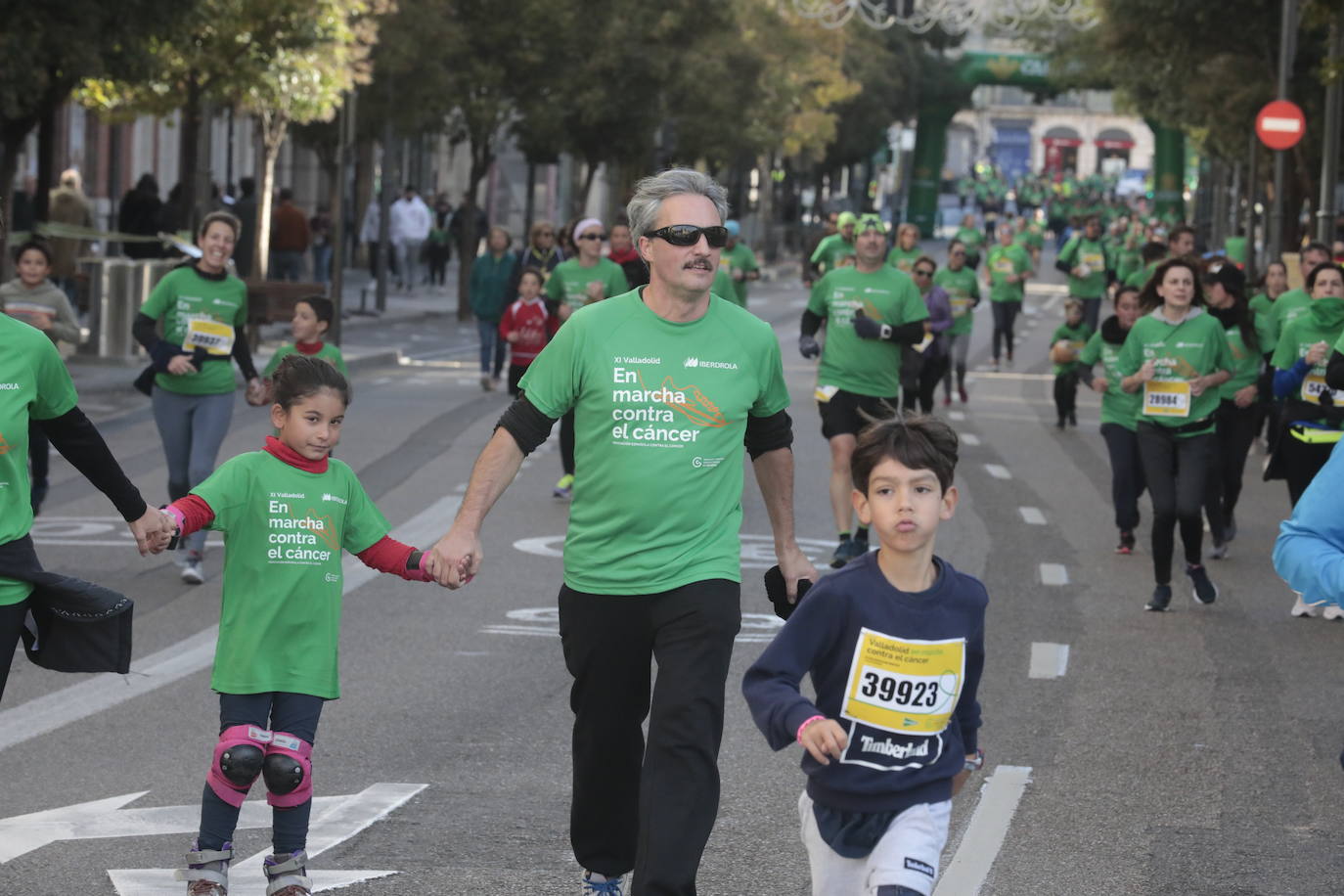 Fotos: La marcha contra el cáncer llena Valladolid de verde