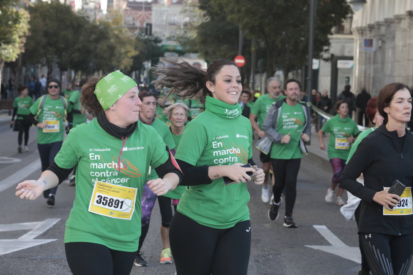 Fotos: La marcha contra el cáncer llena Valladolid de verde