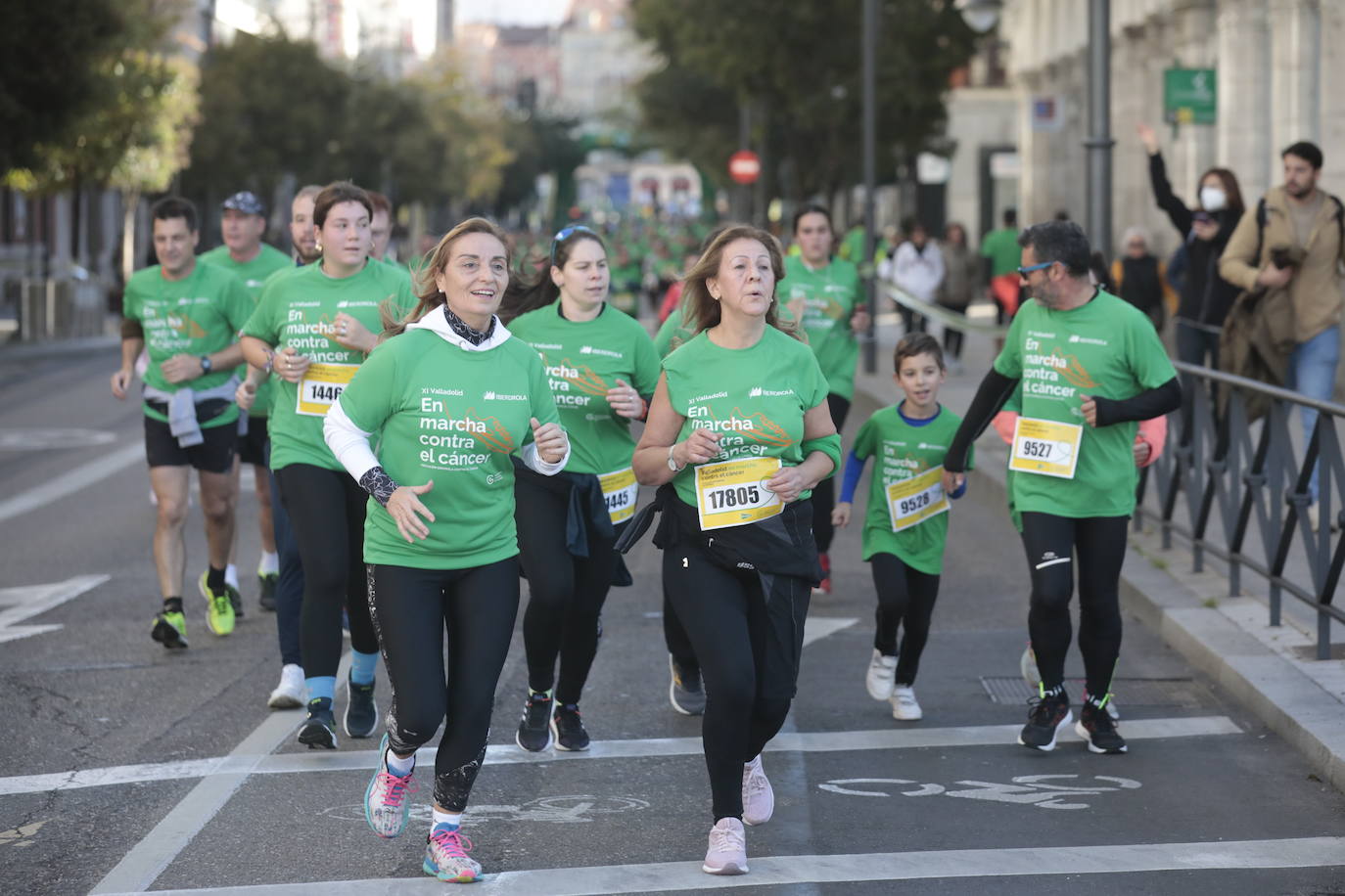 Fotos: La marcha contra el cáncer llena Valladolid de verde