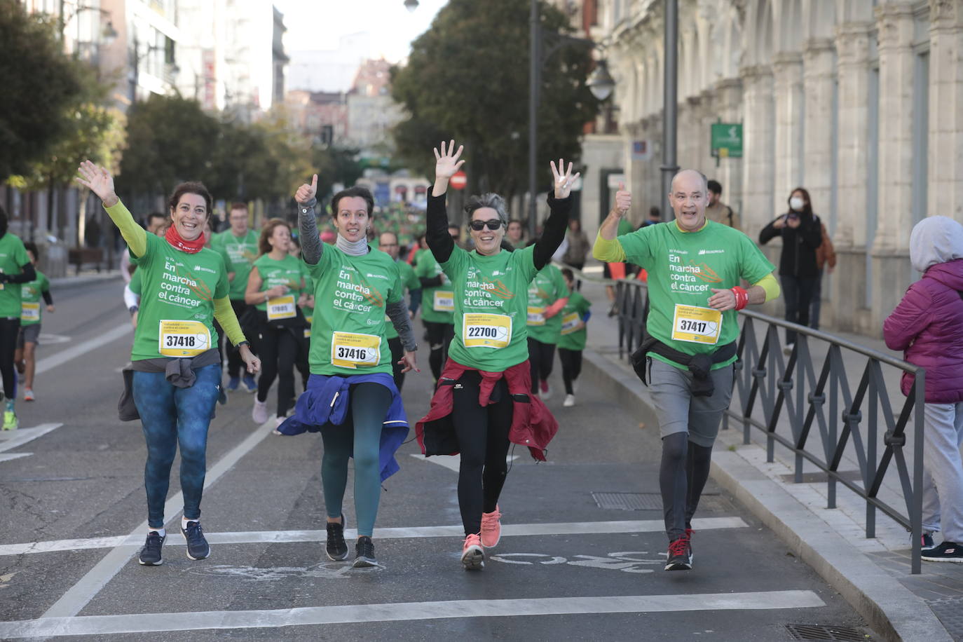 Fotos: La marcha contra el cáncer llena Valladolid de verde