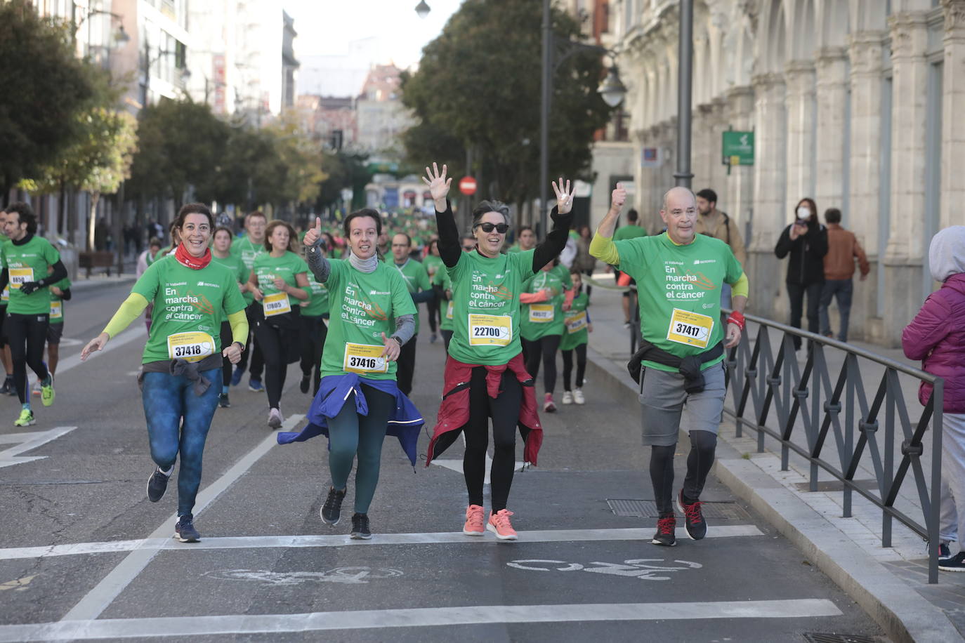 Fotos: La marcha contra el cáncer llena Valladolid de verde