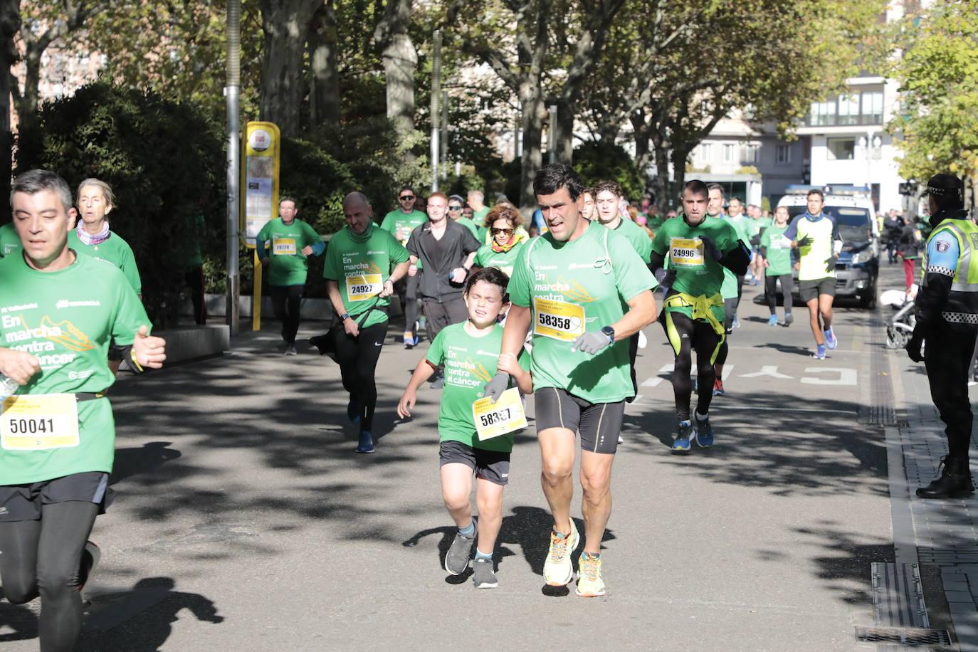 Fotos: La marcha contra el cáncer llena Valladolid de verde