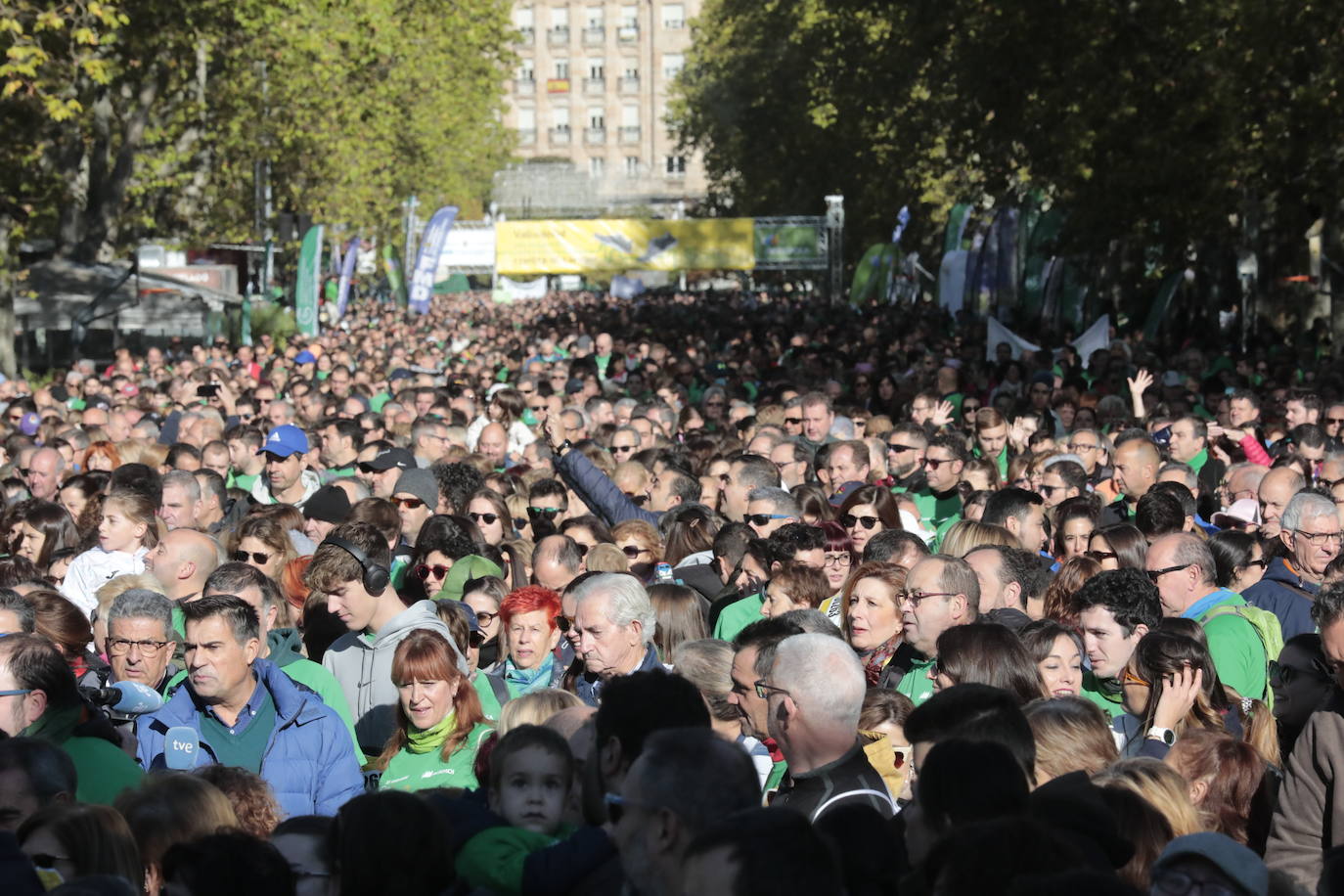 Fotos: La marcha contra el cáncer llena Valladolid de verde