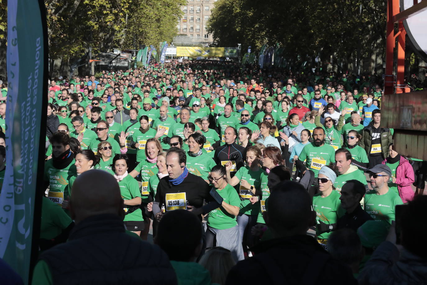 Fotos: La marcha contra el cáncer llena Valladolid de verde