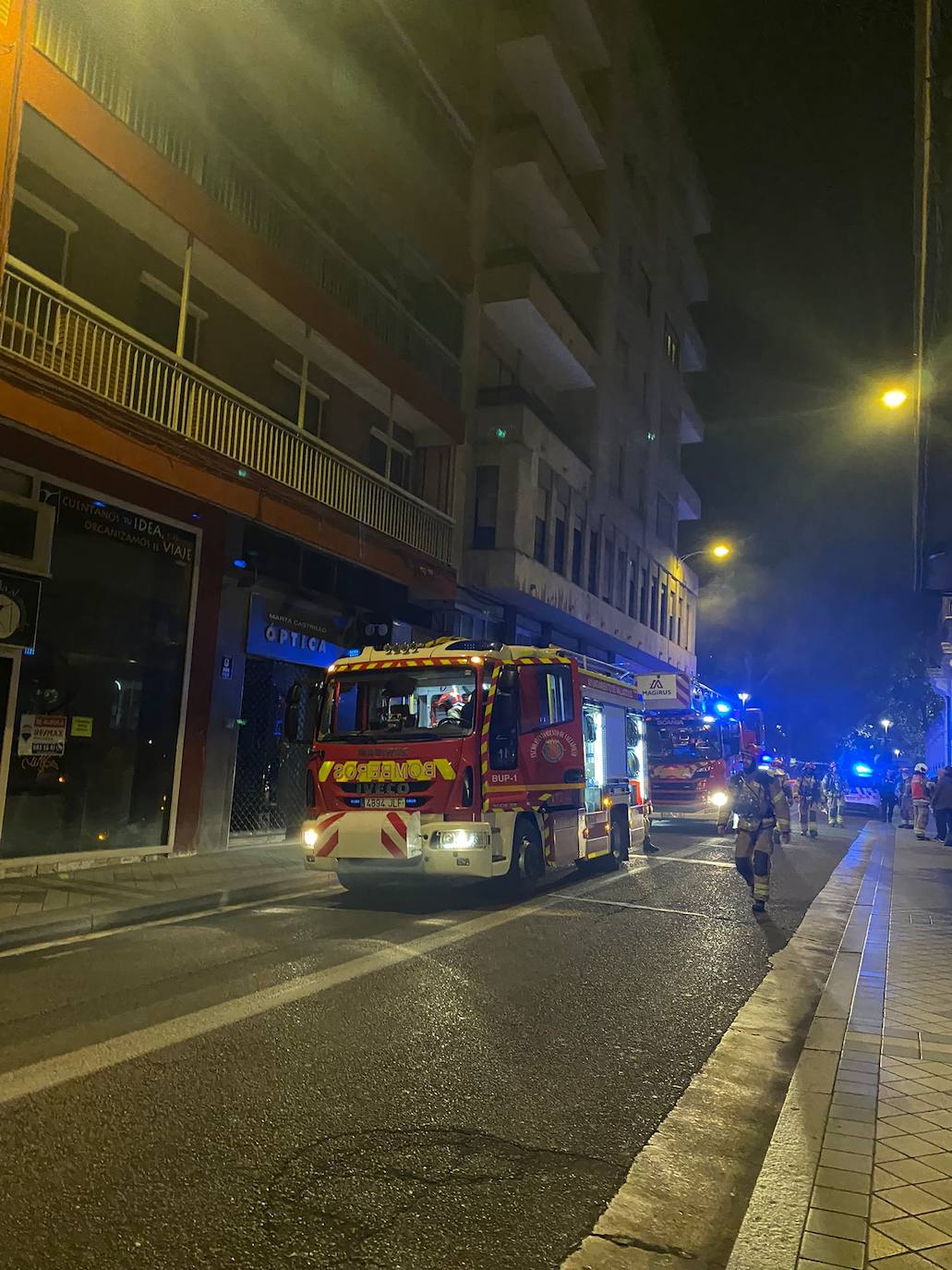 Fotos: Corte al tráfico de una céntrica calle de Valladolid por un aviso de incendio