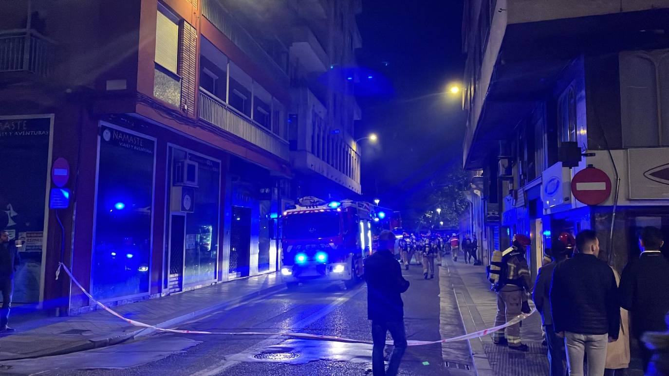 Fotos: Corte al tráfico de una céntrica calle de Valladolid por un aviso de incendio