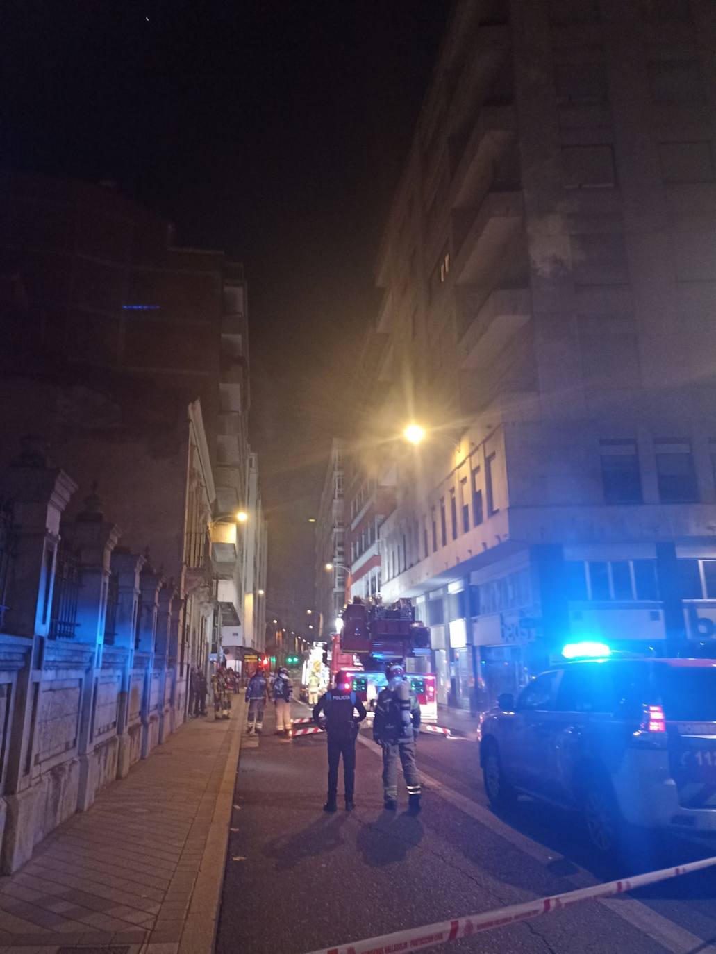 Fotos: Corte al tráfico de una céntrica calle de Valladolid por un aviso de incendio