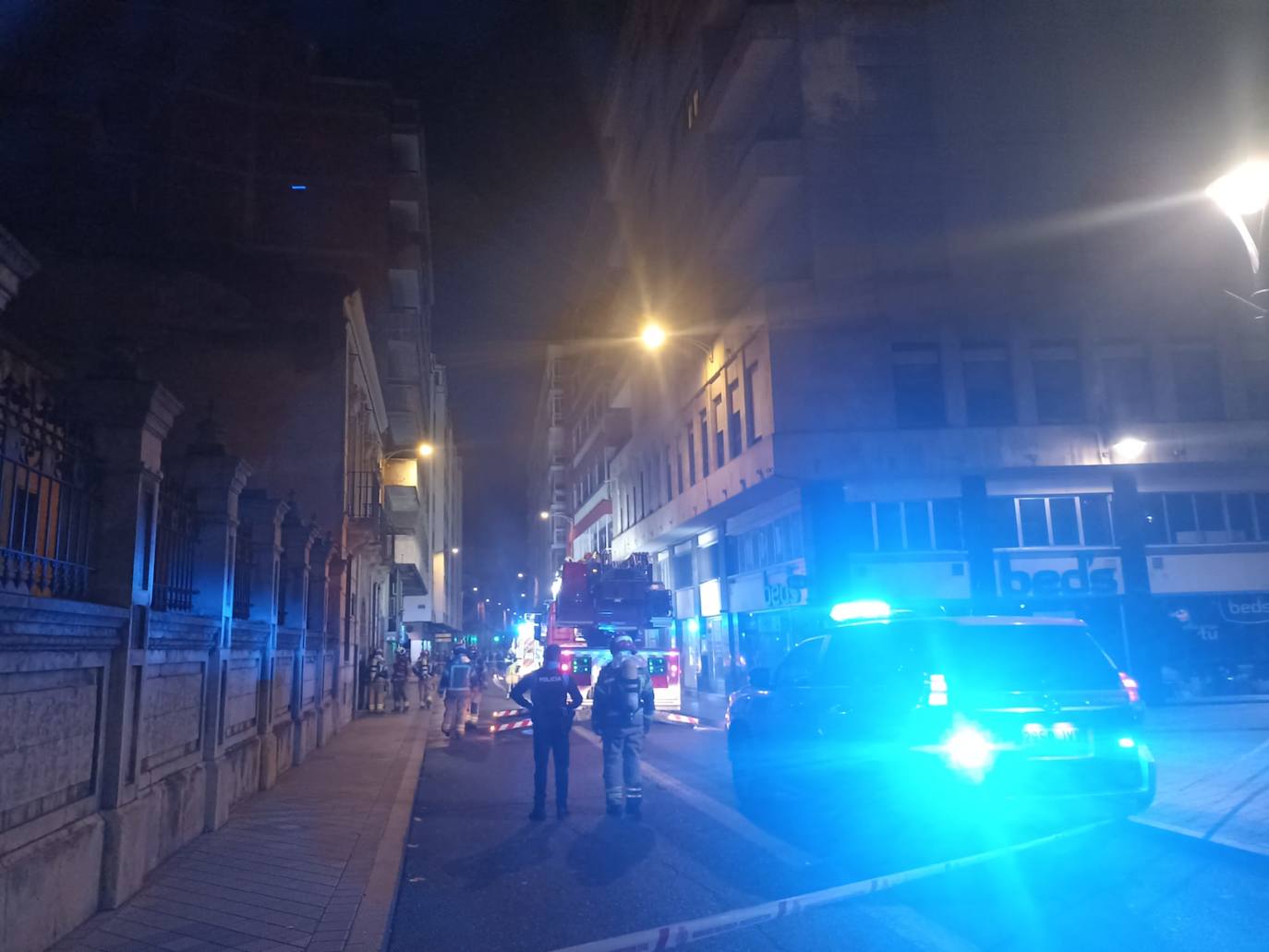 Fotos: Corte al tráfico de una céntrica calle de Valladolid por un aviso de incendio