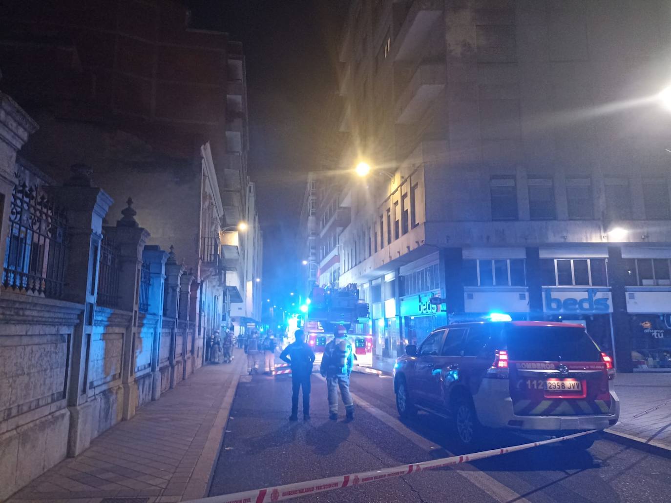 Fotos: Corte al tráfico de una céntrica calle de Valladolid por un aviso de incendio