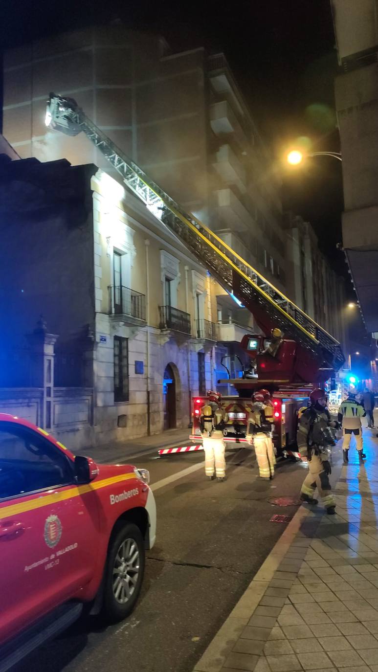 Fotos: Corte al tráfico de una céntrica calle de Valladolid por un aviso de incendio