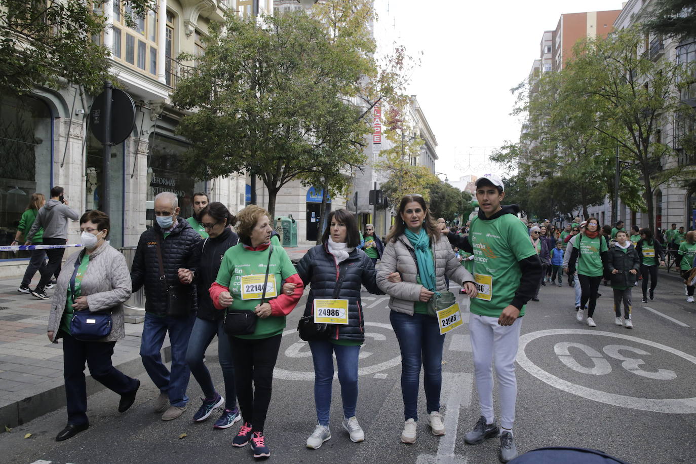 Fotos: La marcha contra el cáncer llena Valladolid de verde