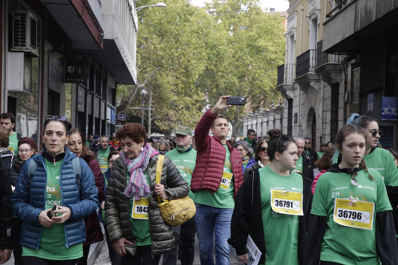 Fotos: La marcha contra el cáncer llena Valladolid de verde